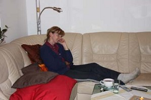 Elke im neuen Wohnzimmer