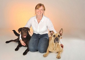 Elke mit ihren Hunden