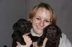 Andrea Egger mit Welpen vom Falkenberg